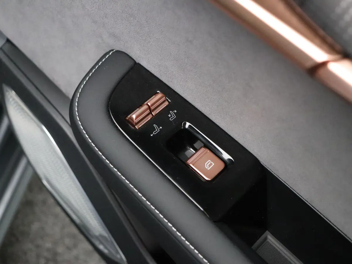 AWD Performance 100 kWh | SOH 97% | | WLPT 590km | Head Up Display | 200kw laadcapaciteit | Alcantara interieur | Memory seats | 2000 kg trekgewicht |
