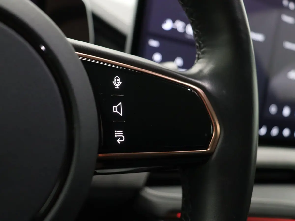 AWD Performance 100 kWh | SOH 97% | | WLPT 590km | Head Up Display | 200kw laadcapaciteit | Alcantara interieur | Memory seats | 2000 kg trekgewicht |