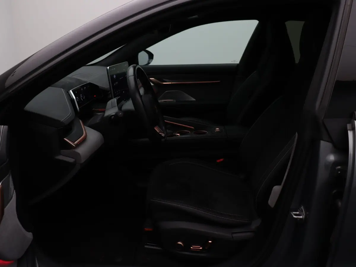 AWD Performance 100 kWh | SOH 97% | | WLPT 590km | Head Up Display | 200kw laadcapaciteit | Alcantara interieur | Memory seats | 2000 kg trekgewicht |