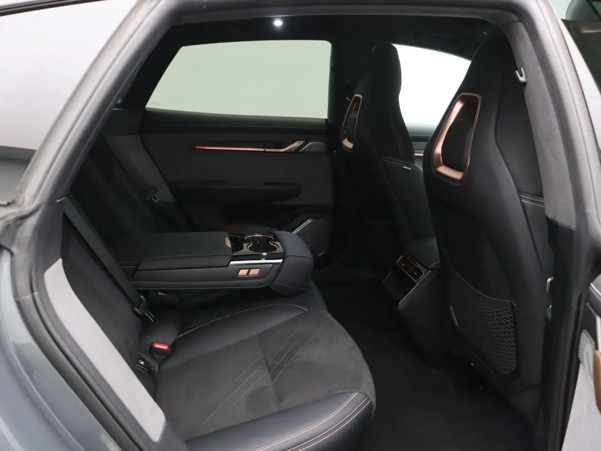 AWD Performance 100 kWh | SOH 97% | | WLPT 590km | Head Up Display | 200kw laadcapaciteit | Alcantara interieur | Memory seats | 2000 kg trekgewicht |