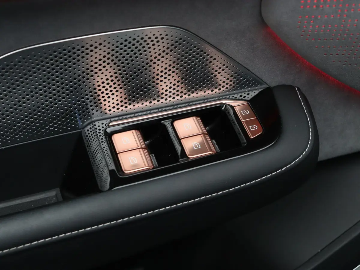 AWD Performance 100 kWh | SOH 97% | | WLPT 590km | Head Up Display | 200kw laadcapaciteit | Alcantara interieur | Memory seats | 2000 kg trekgewicht |