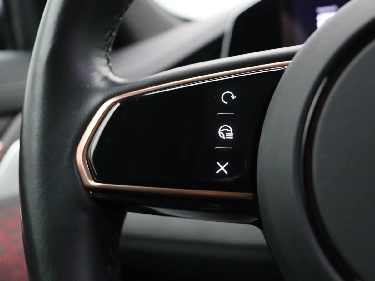 AWD Performance 100 kWh | SOH 97% | | WLPT 590km | Head Up Display | 200kw laadcapaciteit | Alcantara interieur | Memory seats | 2000 kg trekgewicht |