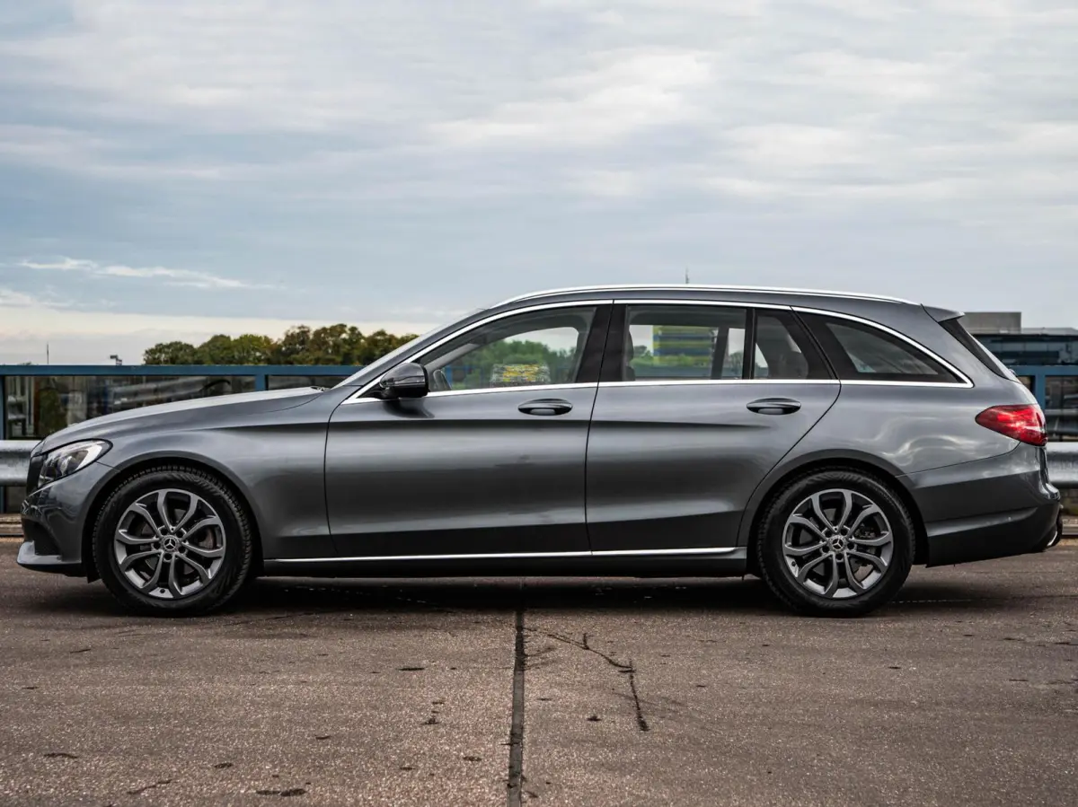 180 Premium | LED | Trekhaak | Camera | Apple CarPlay/Android Auto | Stoelverwarming | Dodehoekdetectie | Dealeronderhouden