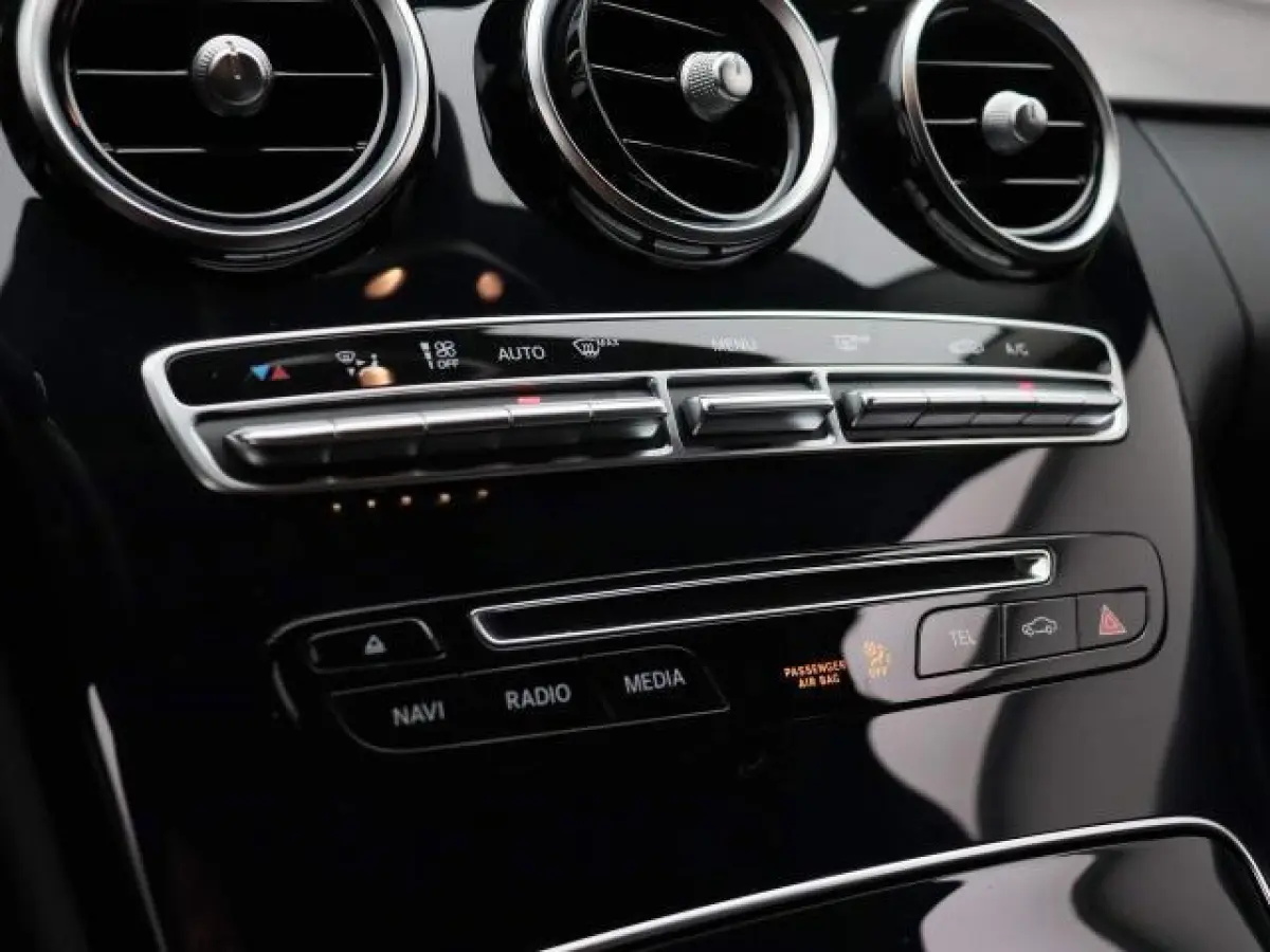 180 Premium | LED | Trekhaak | Camera | Apple CarPlay/Android Auto | Stoelverwarming | Dodehoekdetectie | Dealeronderhouden