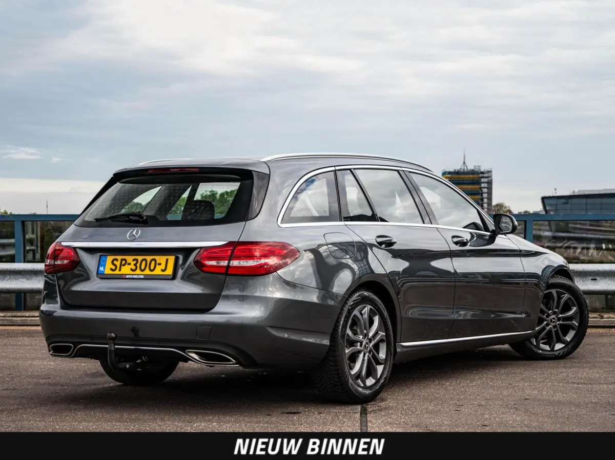 180 Premium | LED | Trekhaak | Camera | Apple CarPlay/Android Auto | Stoelverwarming | Dodehoekdetectie | Dealeronderhouden