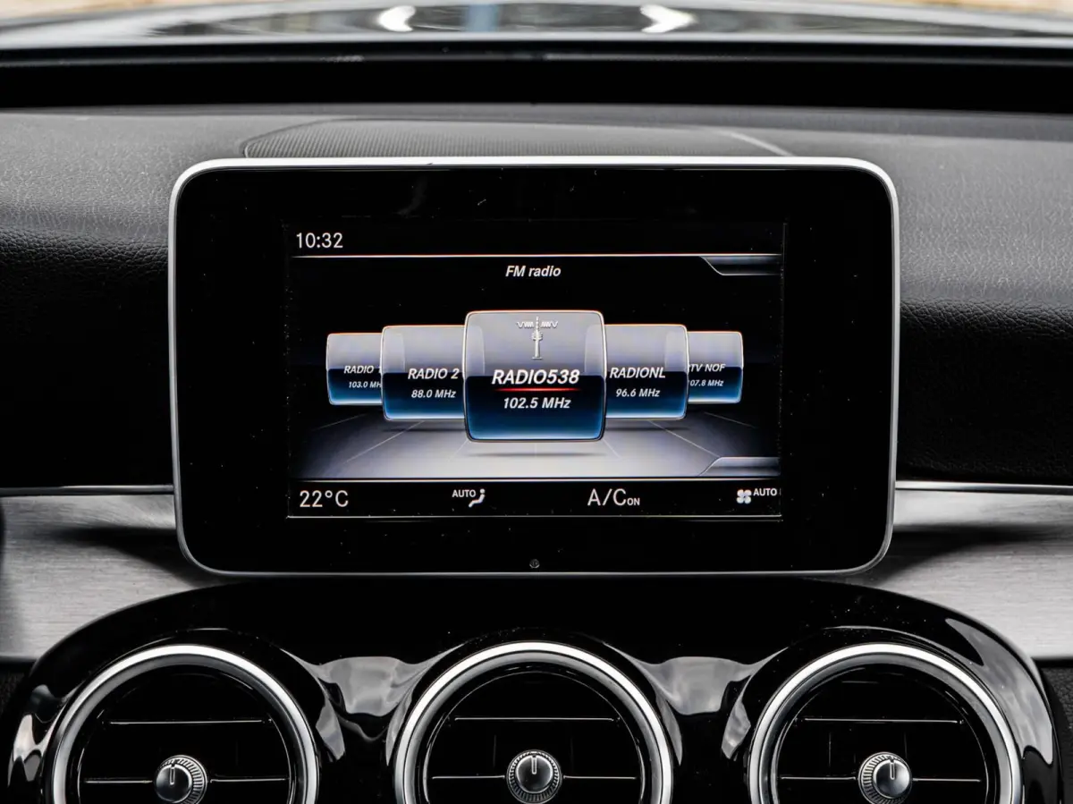180 Premium | LED | Trekhaak | Camera | Apple CarPlay/Android Auto | Stoelverwarming | Dodehoekdetectie | Dealeronderhouden