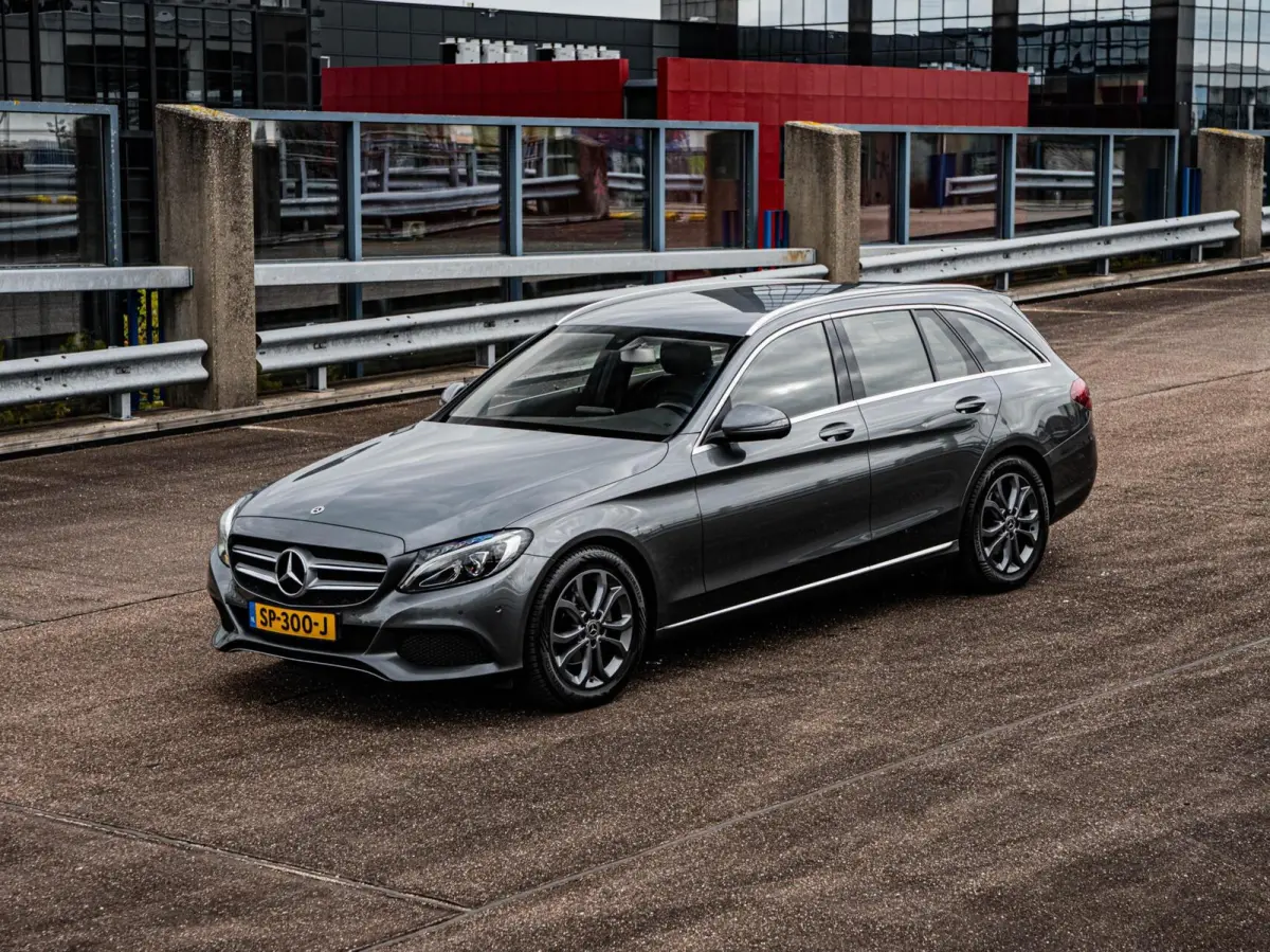 180 Premium | LED | Trekhaak | Camera | Apple CarPlay/Android Auto | Stoelverwarming | Dodehoekdetectie | Dealeronderhouden