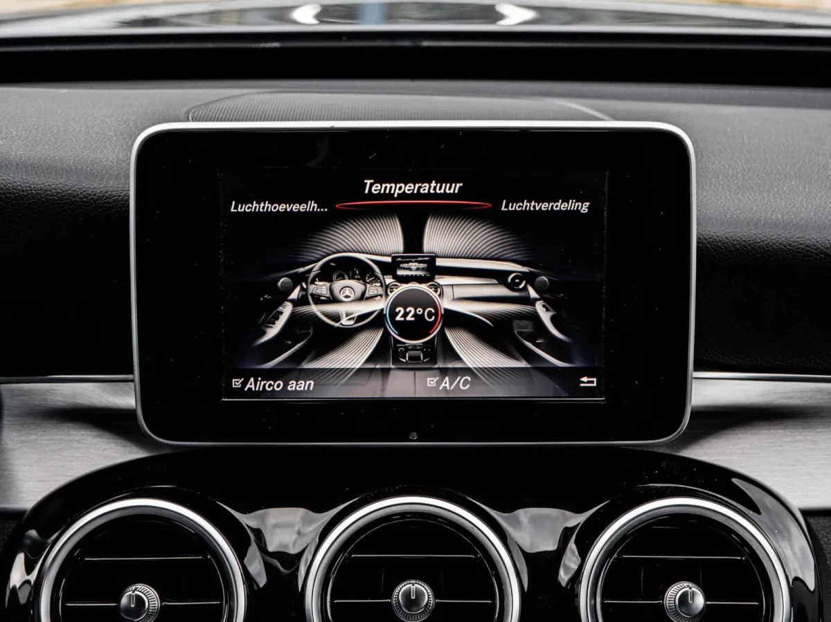 180 Premium | LED | Trekhaak | Camera | Apple CarPlay/Android Auto | Stoelverwarming | Dodehoekdetectie | Dealeronderhouden
