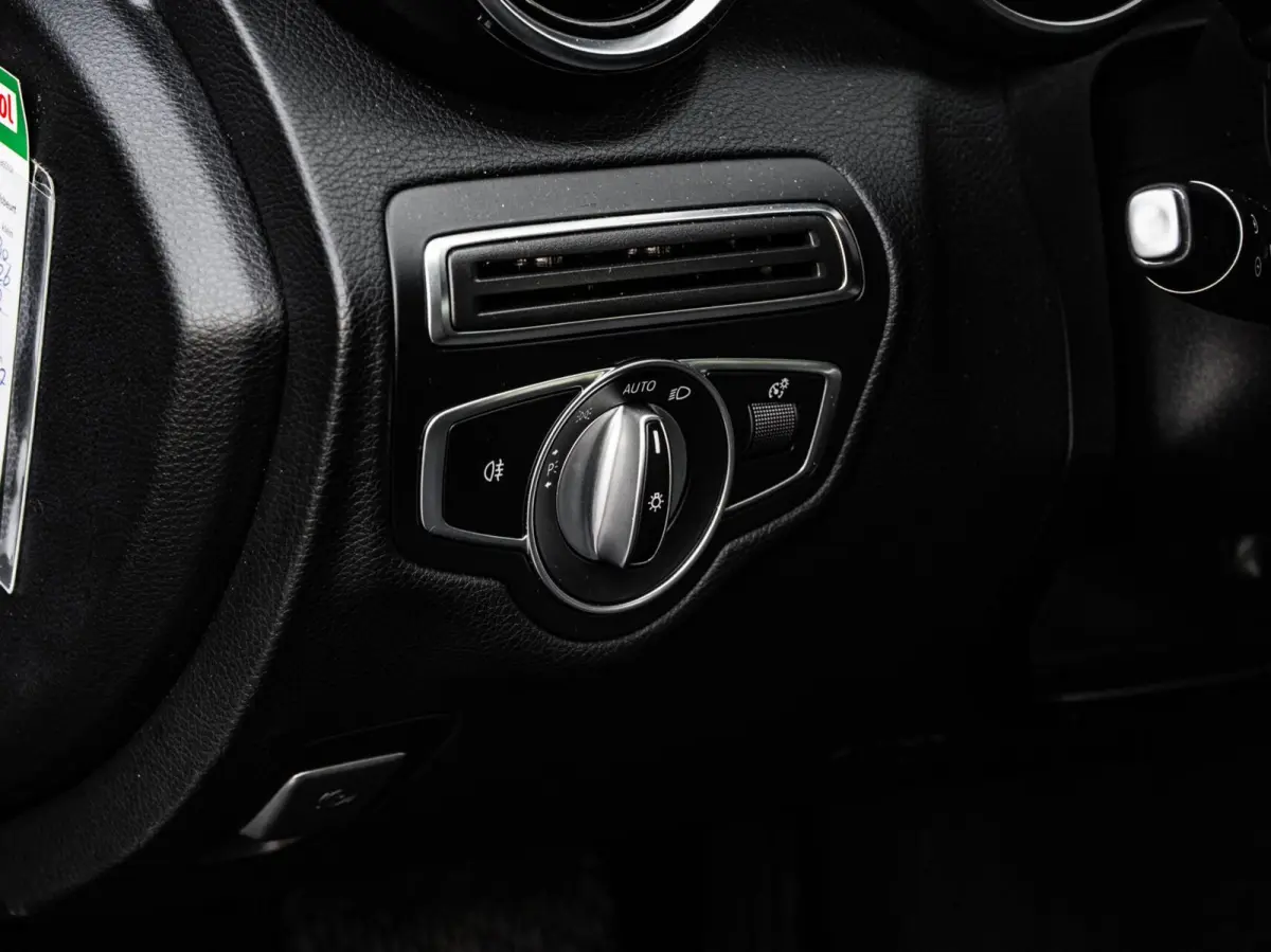 180 Premium | LED | Trekhaak | Camera | Apple CarPlay/Android Auto | Stoelverwarming | Dodehoekdetectie | Dealeronderhouden
