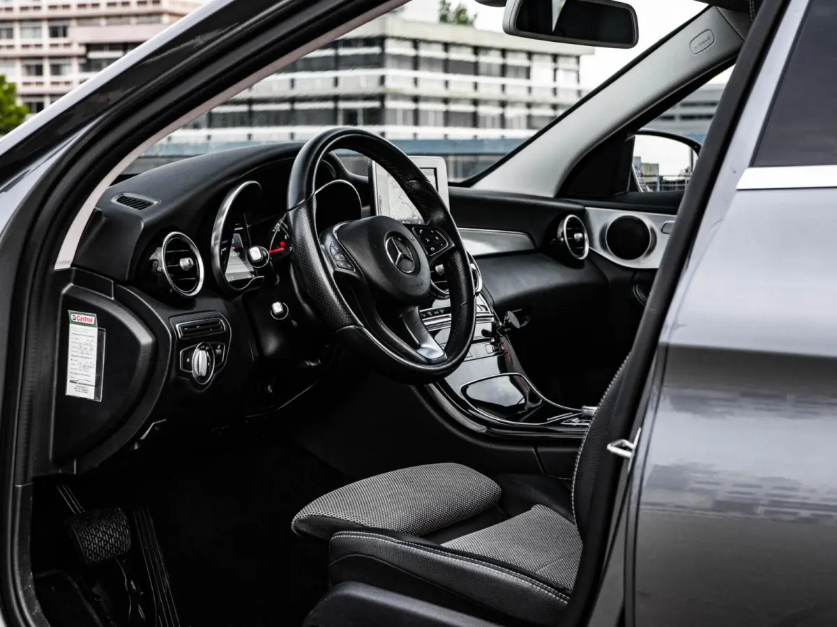 180 Premium | LED | Trekhaak | Camera | Apple CarPlay/Android Auto | Stoelverwarming | Dodehoekdetectie | Dealeronderhouden