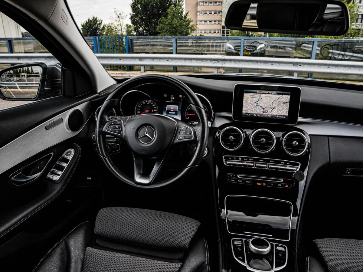 180 Premium | LED | Trekhaak | Camera | Apple CarPlay/Android Auto | Stoelverwarming | Dodehoekdetectie | Dealeronderhouden