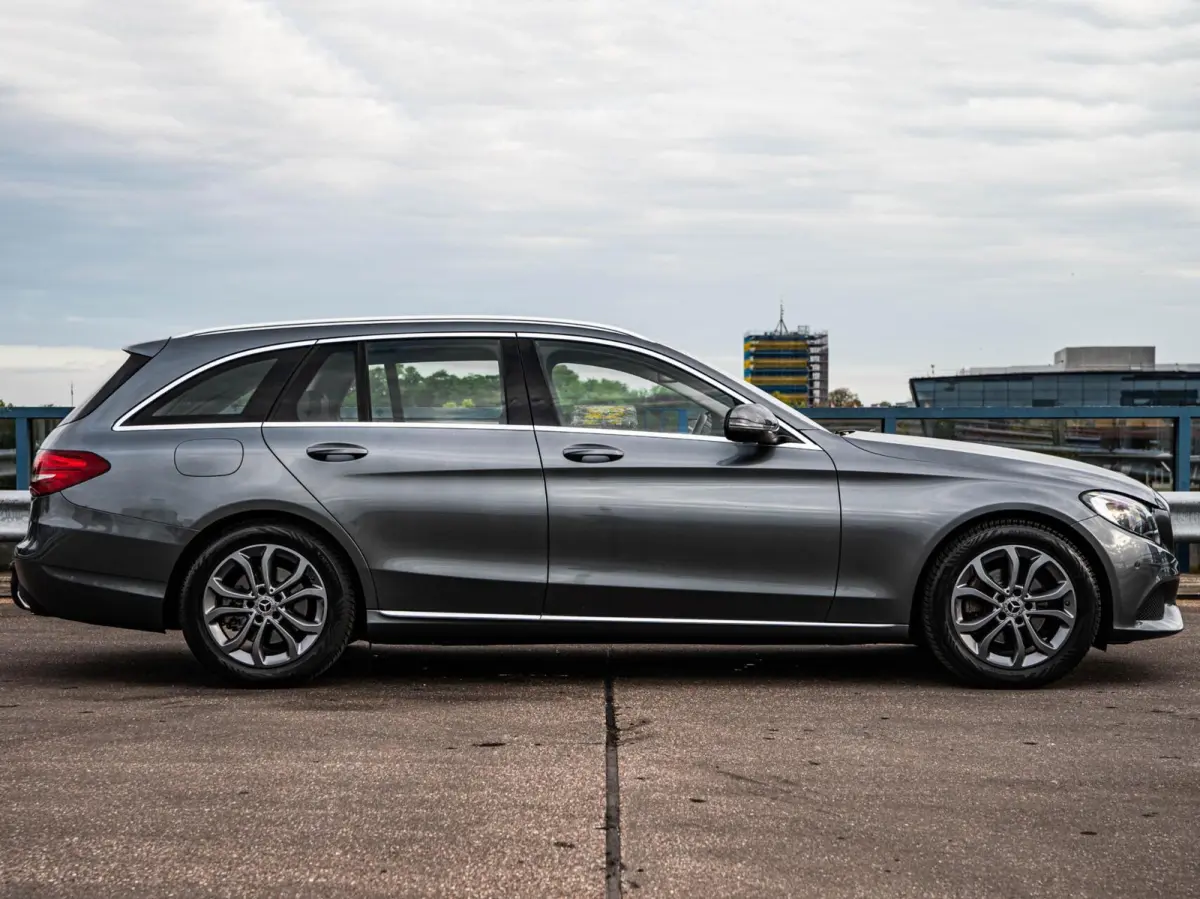 180 Premium | LED | Trekhaak | Camera | Apple CarPlay/Android Auto | Stoelverwarming | Dodehoekdetectie | Dealeronderhouden