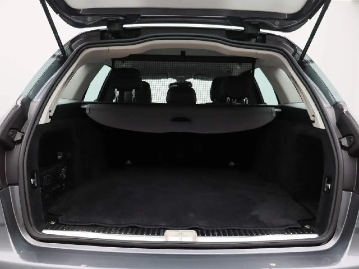 180 Premium | LED | Trekhaak | Camera | Apple CarPlay/Android Auto | Stoelverwarming | Dodehoekdetectie | Dealeronderhouden