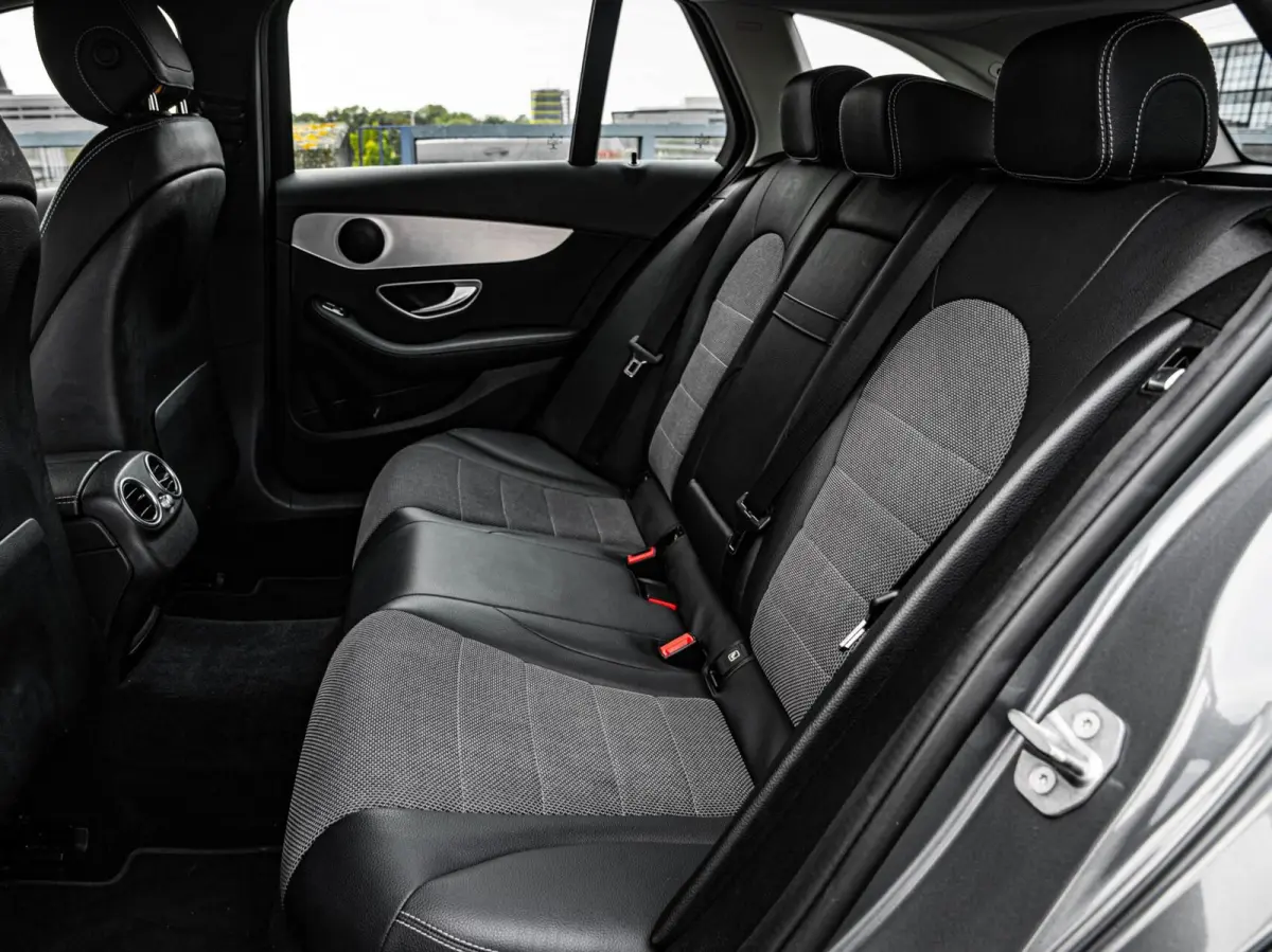180 Premium | LED | Trekhaak | Camera | Apple CarPlay/Android Auto | Stoelverwarming | Dodehoekdetectie | Dealeronderhouden