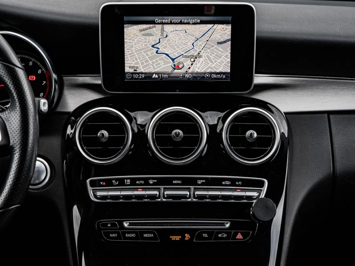 180 Premium | LED | Trekhaak | Camera | Apple CarPlay/Android Auto | Stoelverwarming | Dodehoekdetectie | Dealeronderhouden