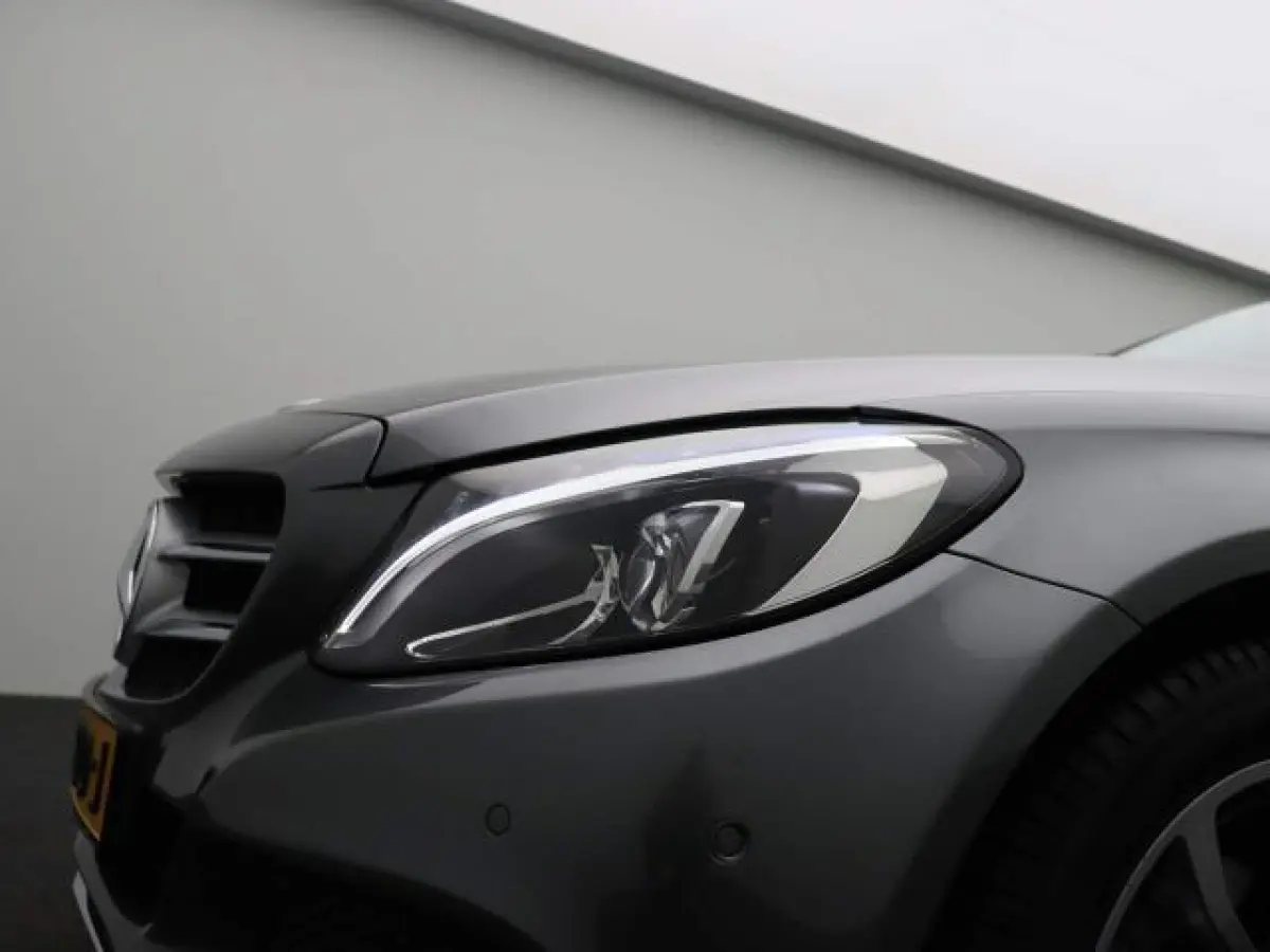 180 Premium | LED | Trekhaak | Camera | Apple CarPlay/Android Auto | Stoelverwarming | Dodehoekdetectie | Dealeronderhouden