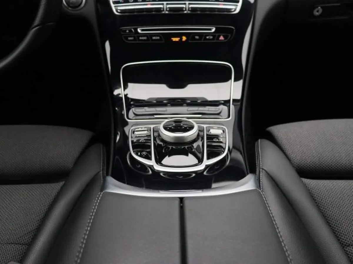 180 Premium | LED | Trekhaak | Camera | Apple CarPlay/Android Auto | Stoelverwarming | Dodehoekdetectie | Dealeronderhouden
