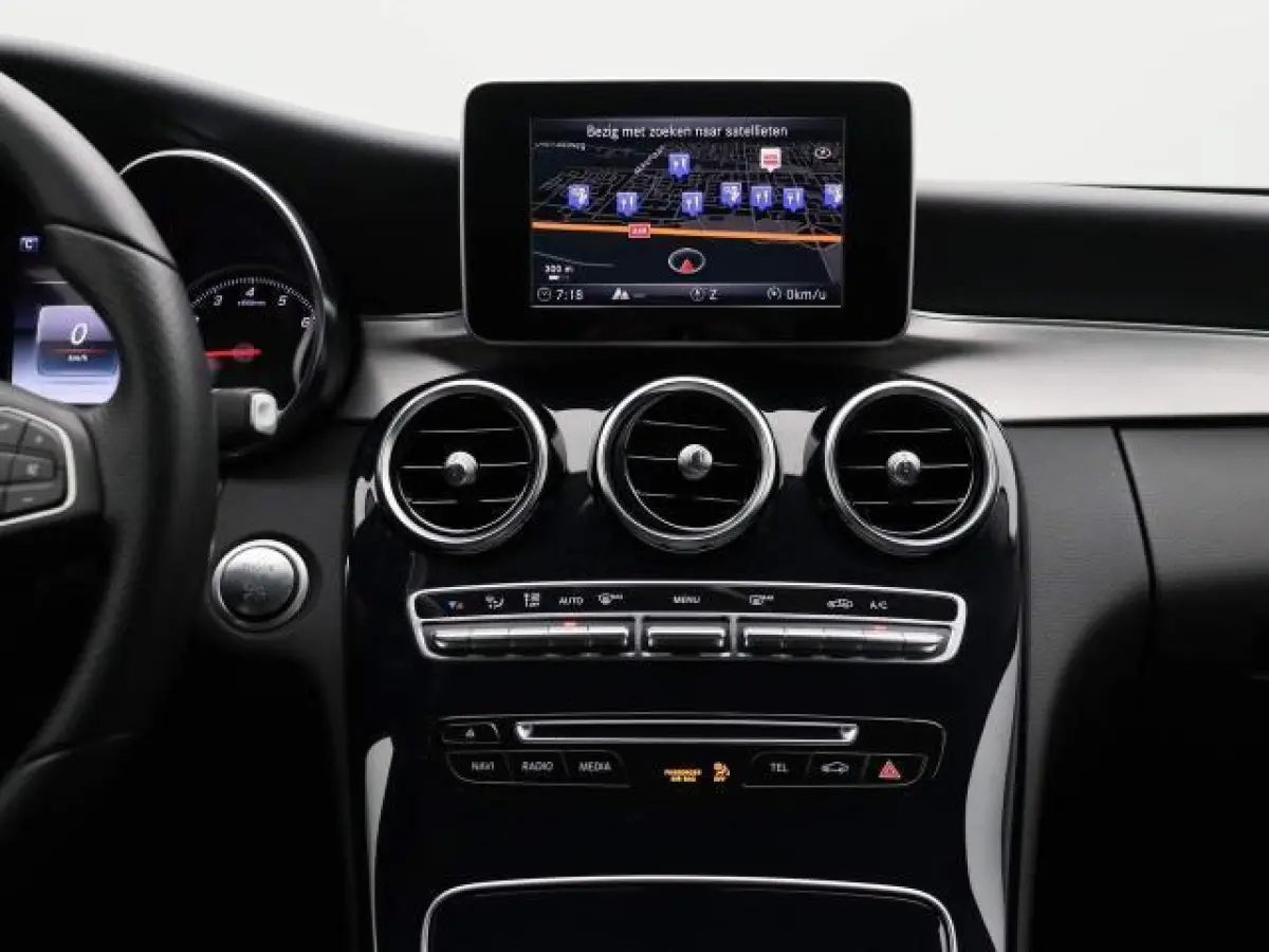 180 Premium | LED | Trekhaak | Camera | Apple CarPlay/Android Auto | Stoelverwarming | Dodehoekdetectie | Dealeronderhouden