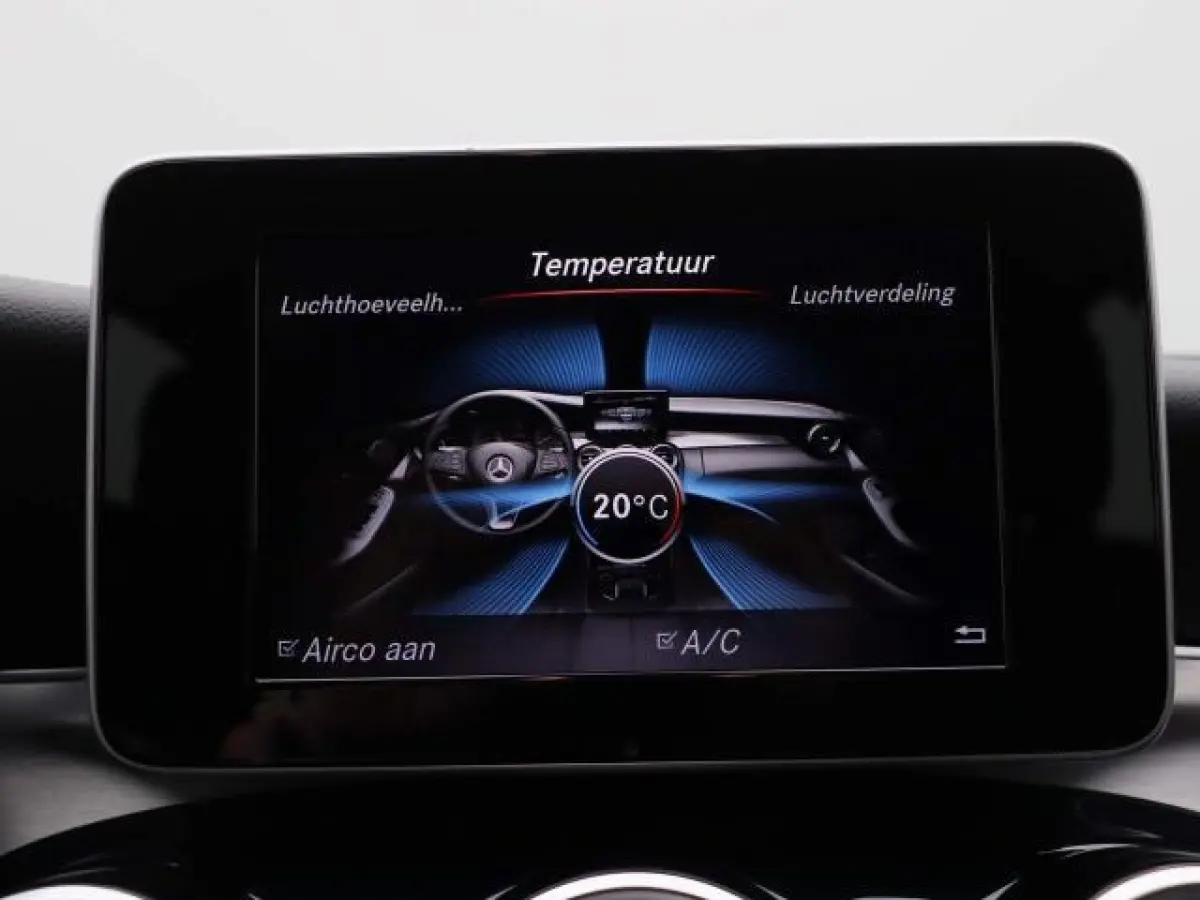 180 Premium | LED | Trekhaak | Camera | Apple CarPlay/Android Auto | Stoelverwarming | Dodehoekdetectie | Dealeronderhouden