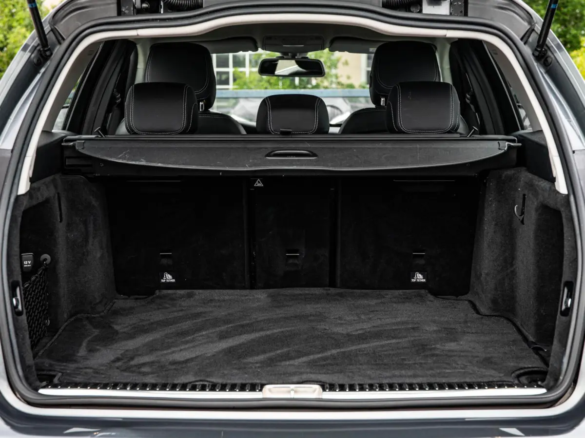 180 Premium | LED | Trekhaak | Camera | Apple CarPlay/Android Auto | Stoelverwarming | Dodehoekdetectie | Dealeronderhouden