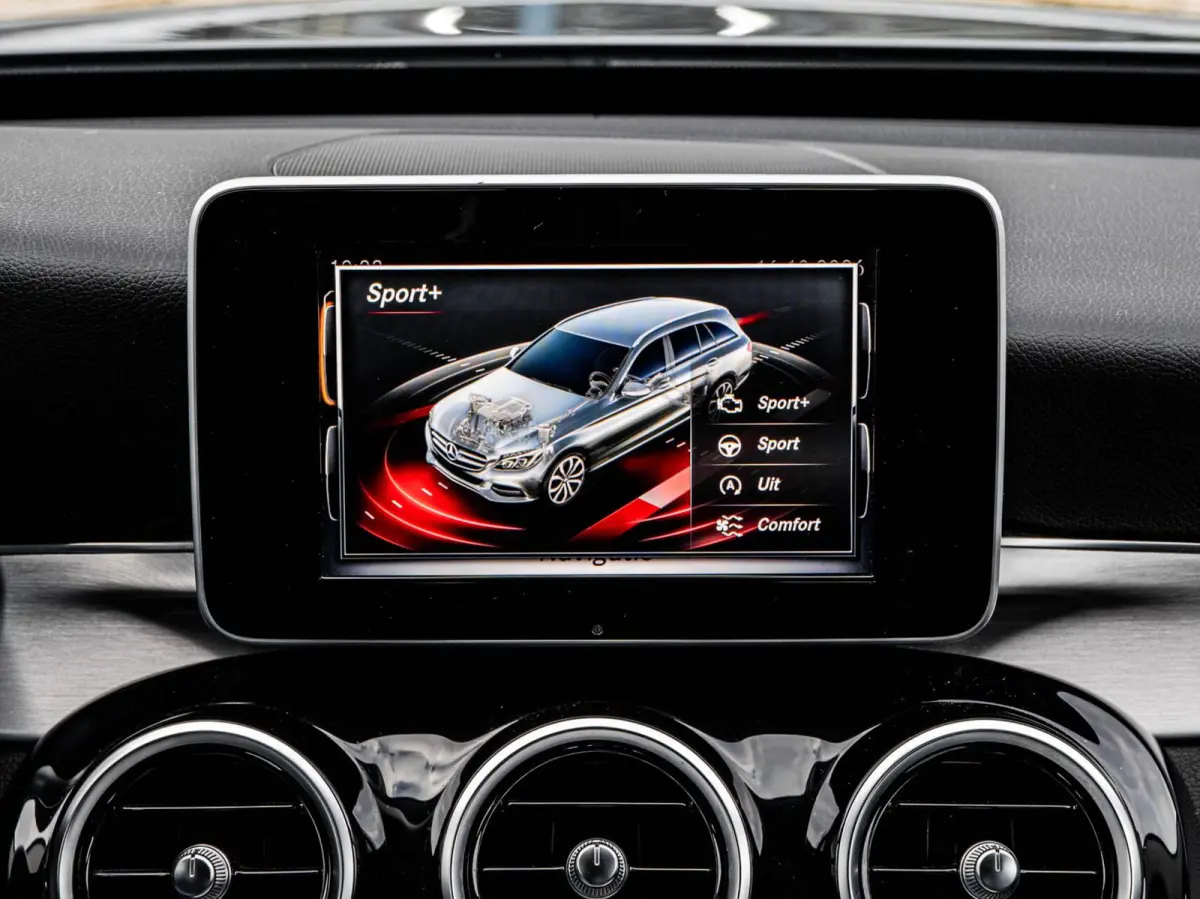 180 Premium | LED | Trekhaak | Camera | Apple CarPlay/Android Auto | Stoelverwarming | Dodehoekdetectie | Dealeronderhouden