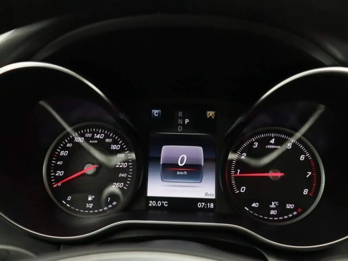 180 Premium | LED | Trekhaak | Camera | Apple CarPlay/Android Auto | Stoelverwarming | Dodehoekdetectie | Dealeronderhouden