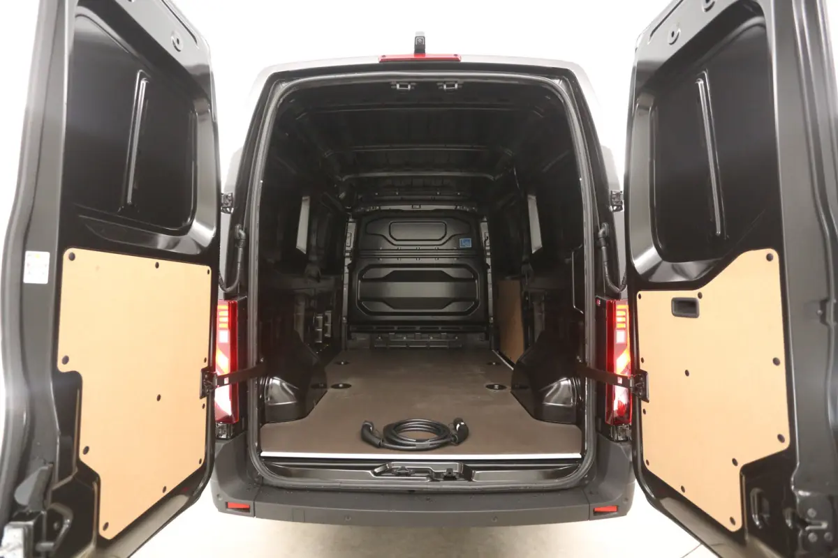 3,5t Long Range 87 kWh L2H2 | NIEUW | Snelladen | SOH 99% | Clima | Carplay | 2500kg Trekgew. | Virtual | Camera | 3 Zits | LED