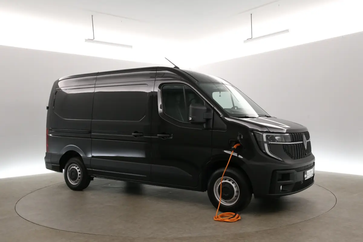 3,5t Long Range 87 kWh L2H2 | NIEUW | Snelladen | SOH 99% | Clima | Carplay | 2500kg Trekgew. | Virtual | Camera | 3 Zits | LED