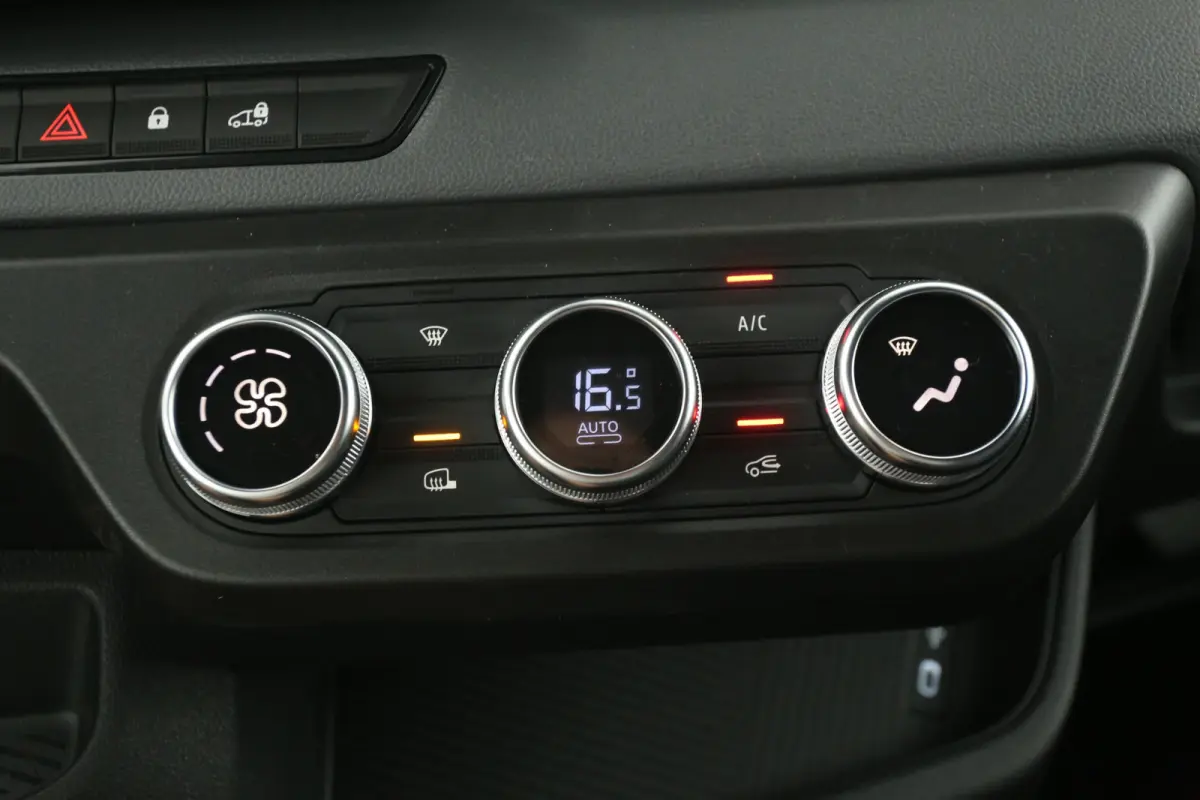 3,5t Long Range 87 kWh L2H2 | NIEUW | Snelladen | SOH 99% | Clima | Carplay | 2500kg Trekgew. | Virtual | Camera | 3 Zits | LED