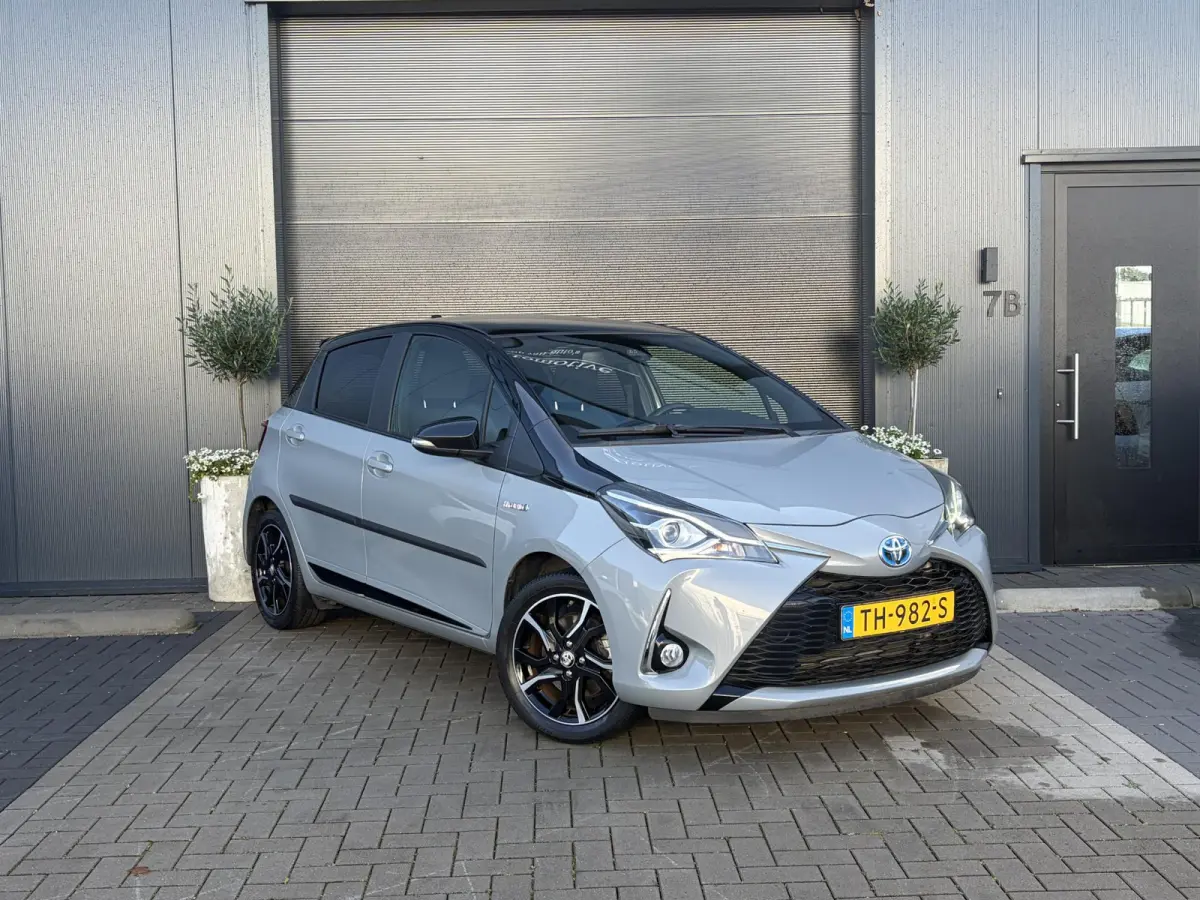 1.5 Hybrid Bi-Tone Plus | Climate | Cruise | Panoramadak | PDC | Achteruitrijcamera | Navigatie | Bomvolle auto! | Eerste Eigenaar!!!