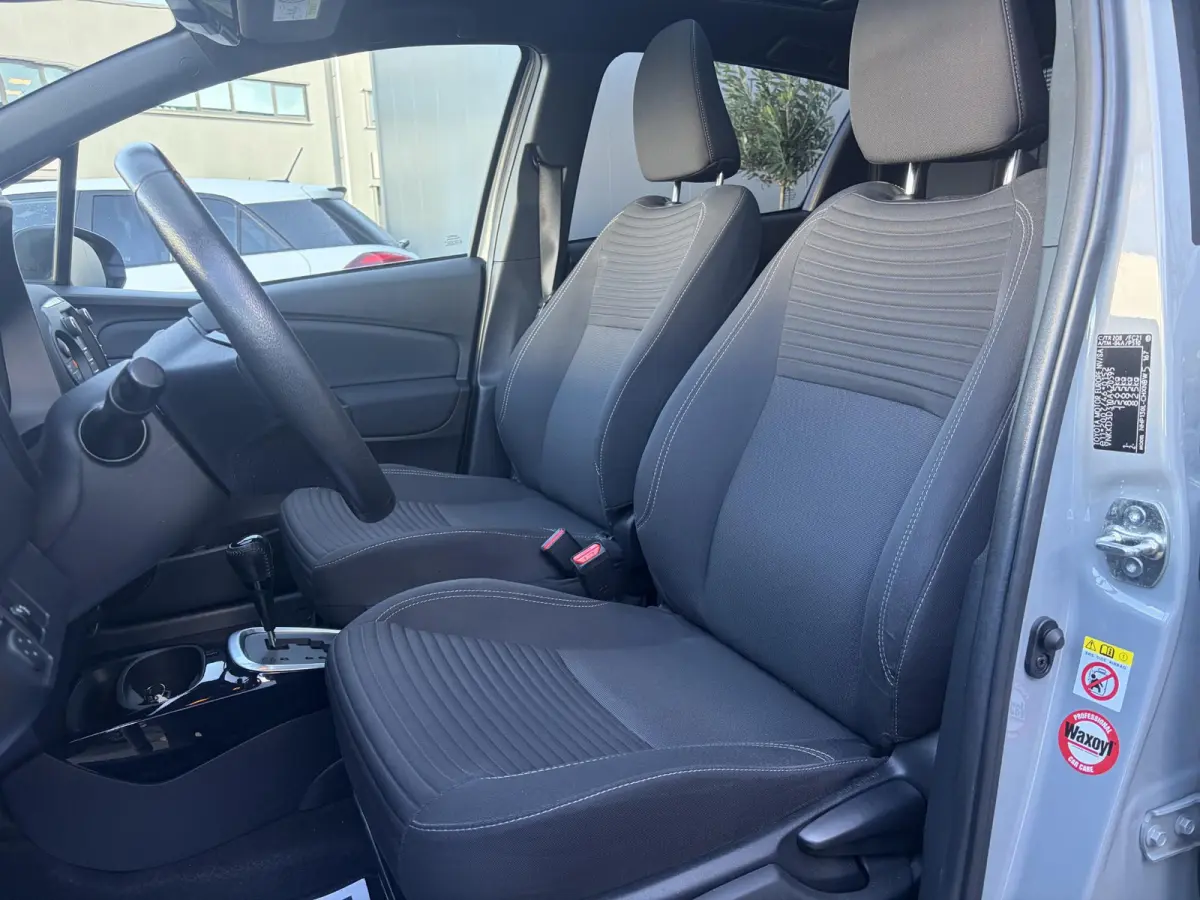 1.5 Hybrid Bi-Tone Plus | Climate | Cruise | Panoramadak | PDC | Achteruitrijcamera | Navigatie | Bomvolle auto! | Eerste Eigenaar!!!