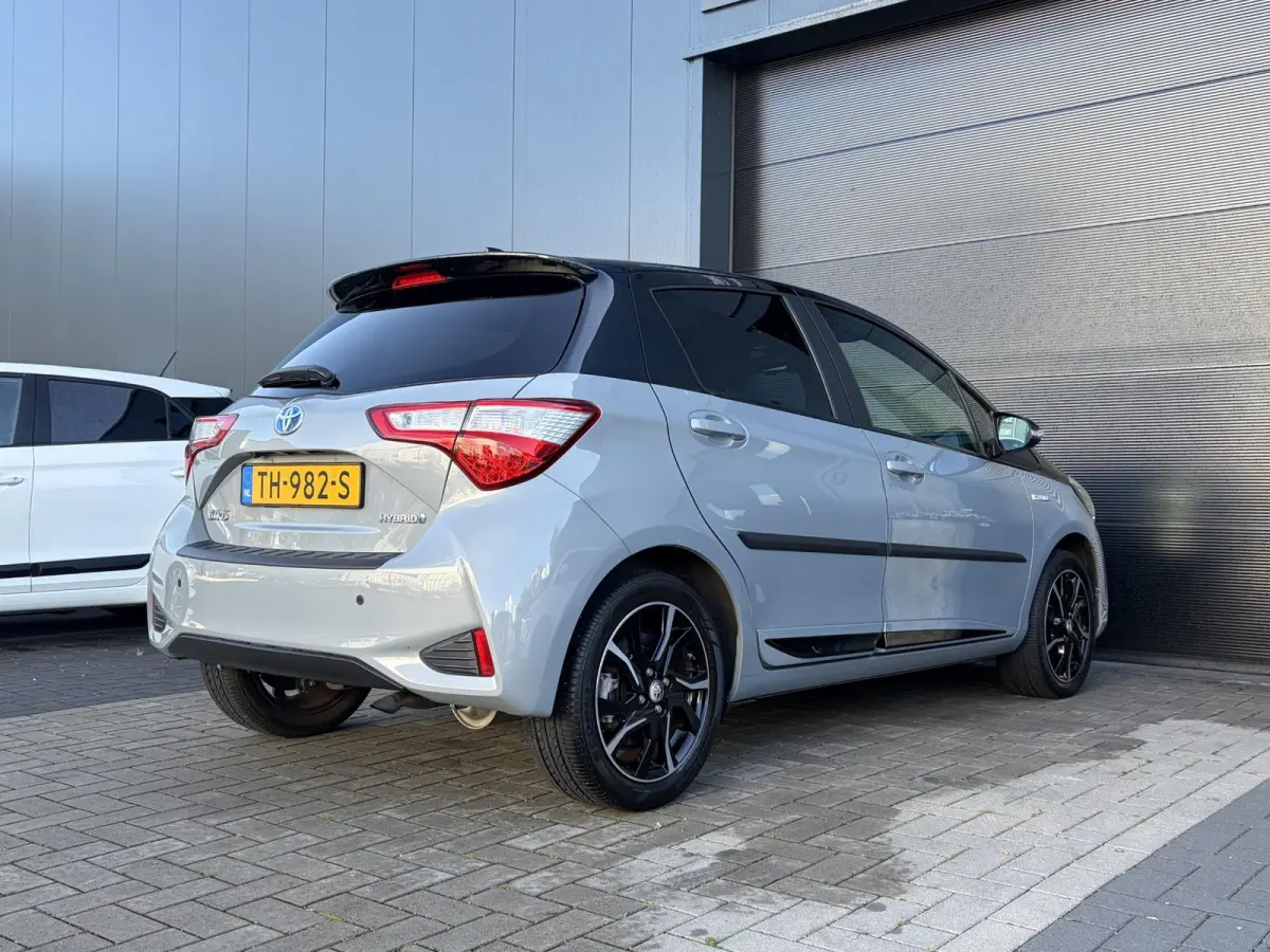 1.5 Hybrid Bi-Tone Plus | Climate | Cruise | Panoramadak | PDC | Achteruitrijcamera | Navigatie | Bomvolle auto! | Eerste Eigenaar!!!