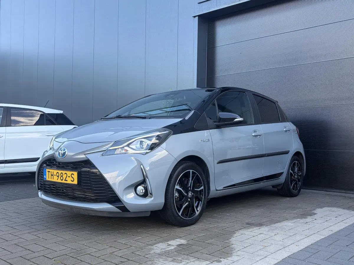 1.5 Hybrid Bi-Tone Plus | Climate | Cruise | Panoramadak | PDC | Achteruitrijcamera | Navigatie | Bomvolle auto! | Eerste Eigenaar!!!