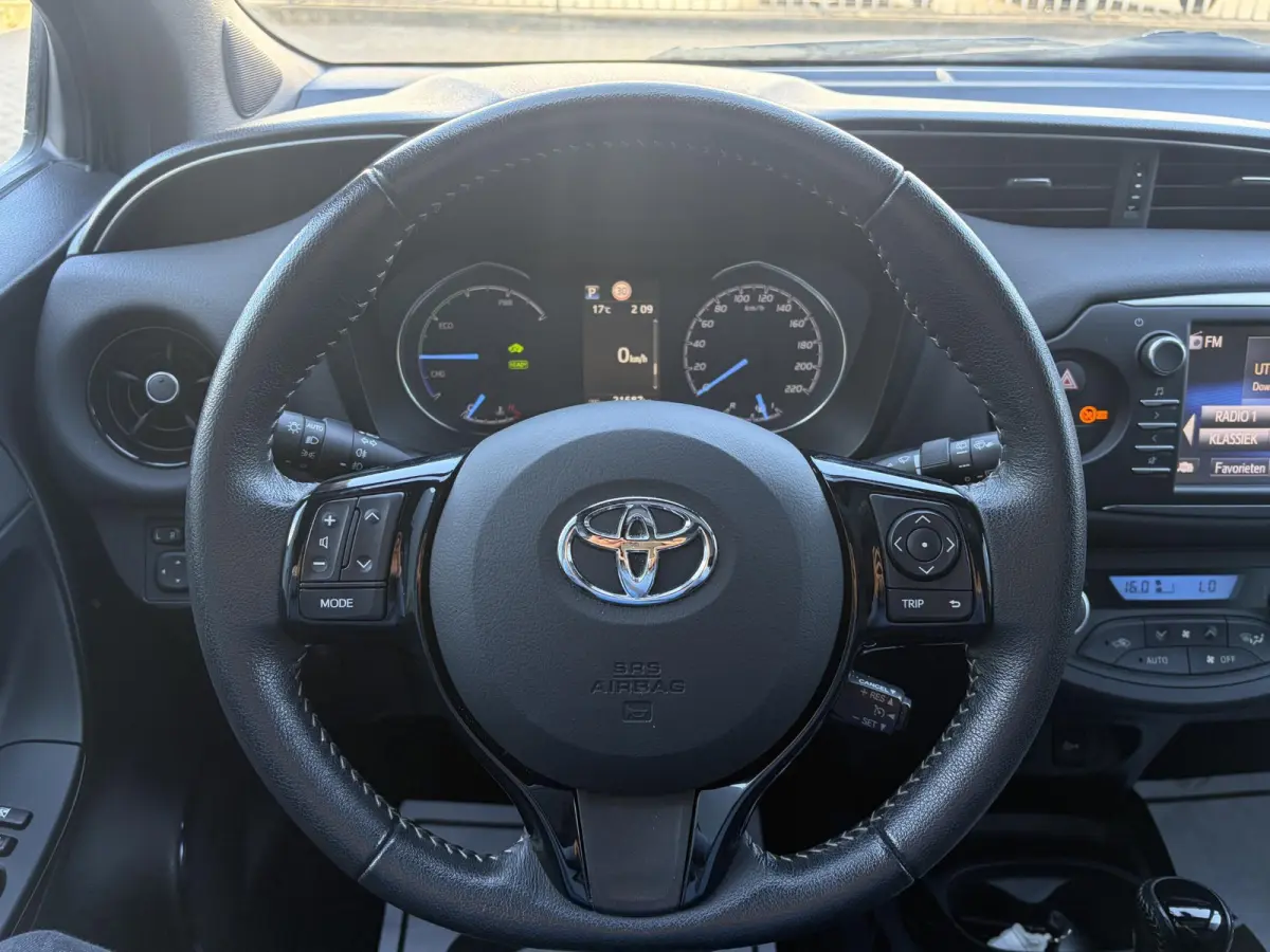 1.5 Hybrid Bi-Tone Plus | Climate | Cruise | Panoramadak | PDC | Achteruitrijcamera | Navigatie | Bomvolle auto! | Eerste Eigenaar!!!