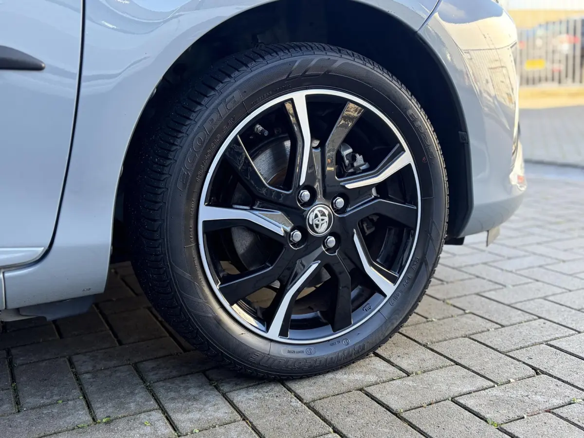 1.5 Hybrid Bi-Tone Plus | Climate | Cruise | Panoramadak | PDC | Achteruitrijcamera | Navigatie | Bomvolle auto! | Eerste Eigenaar!!!