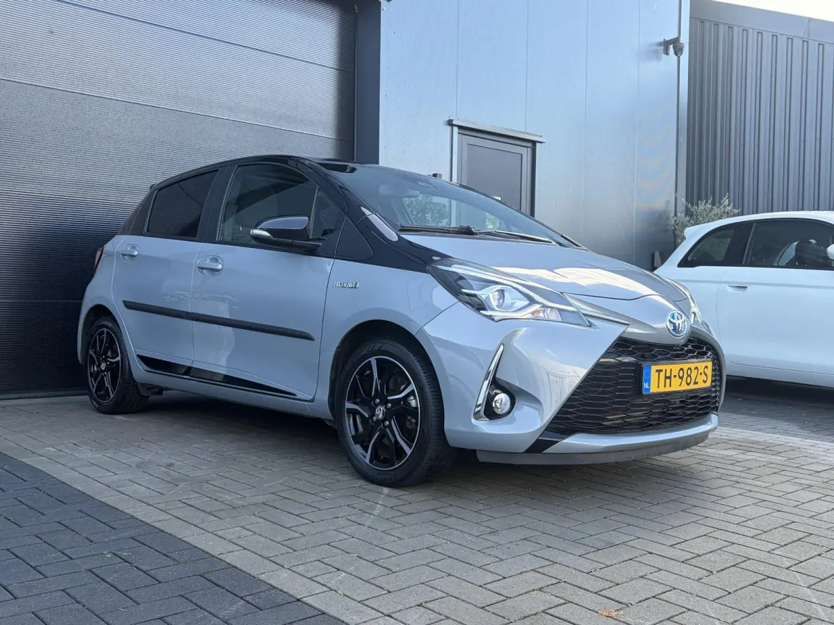1.5 Hybrid Bi-Tone Plus | Climate | Cruise | Panoramadak | PDC | Achteruitrijcamera | Navigatie | Bomvolle auto! | Eerste Eigenaar!!!