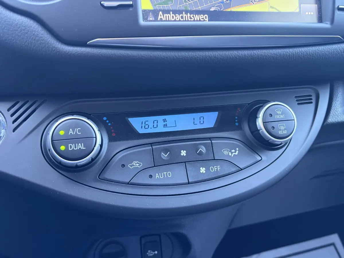 1.5 Hybrid Bi-Tone Plus | Climate | Cruise | Panoramadak | PDC | Achteruitrijcamera | Navigatie | Bomvolle auto! | Eerste Eigenaar!!!