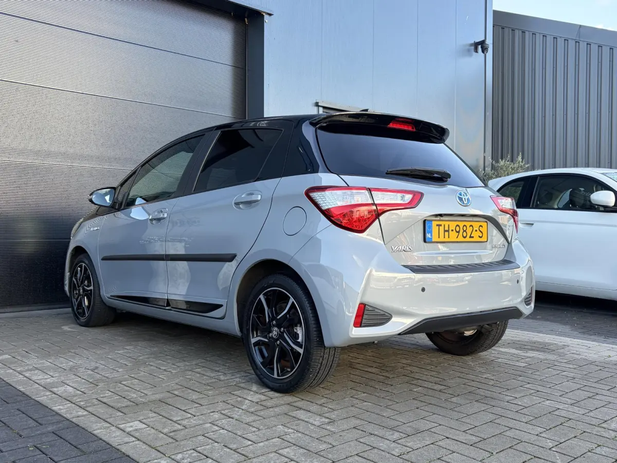 1.5 Hybrid Bi-Tone Plus | Climate | Cruise | Panoramadak | PDC | Achteruitrijcamera | Navigatie | Bomvolle auto! | Eerste Eigenaar!!!