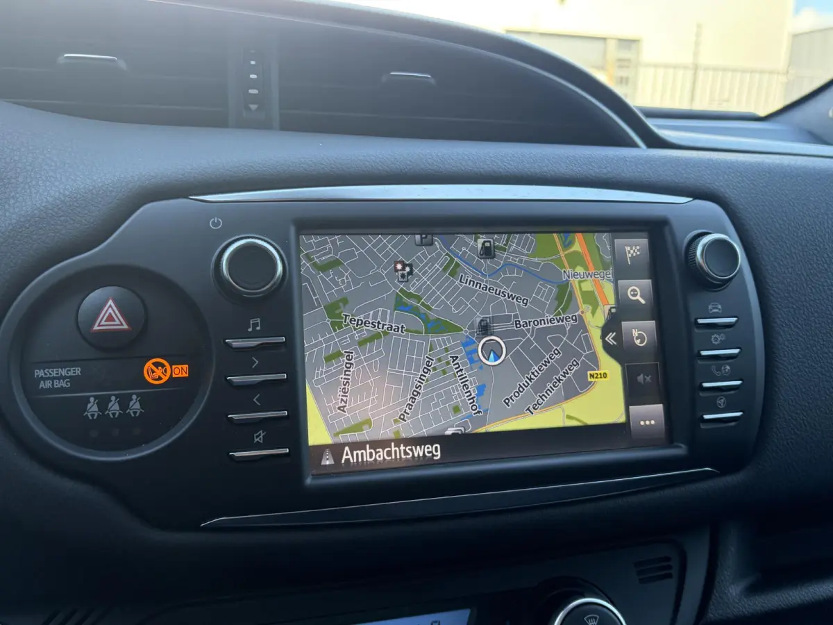 1.5 Hybrid Bi-Tone Plus | Climate | Cruise | Panoramadak | PDC | Achteruitrijcamera | Navigatie | Bomvolle auto! | Eerste Eigenaar!!!