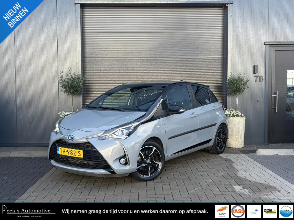 1.5 Hybrid Bi-Tone Plus | Climate | Cruise | Panoramadak | PDC | Achteruitrijcamera | Navigatie | Bomvolle auto! | Eerste Eigenaar!!!