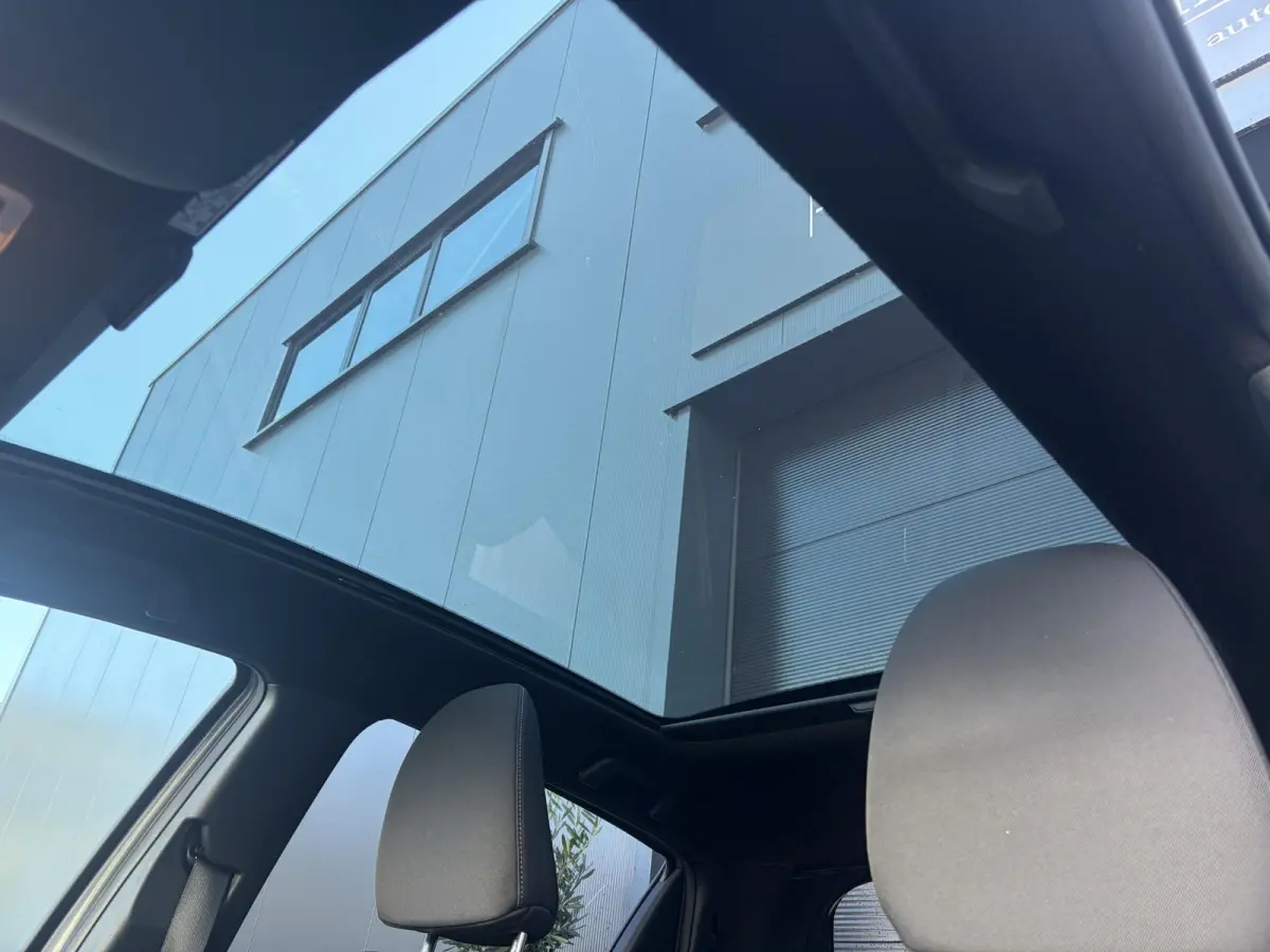 1.5 Hybrid Bi-Tone Plus | Climate | Cruise | Panoramadak | PDC | Achteruitrijcamera | Navigatie | Bomvolle auto! | Eerste Eigenaar!!!