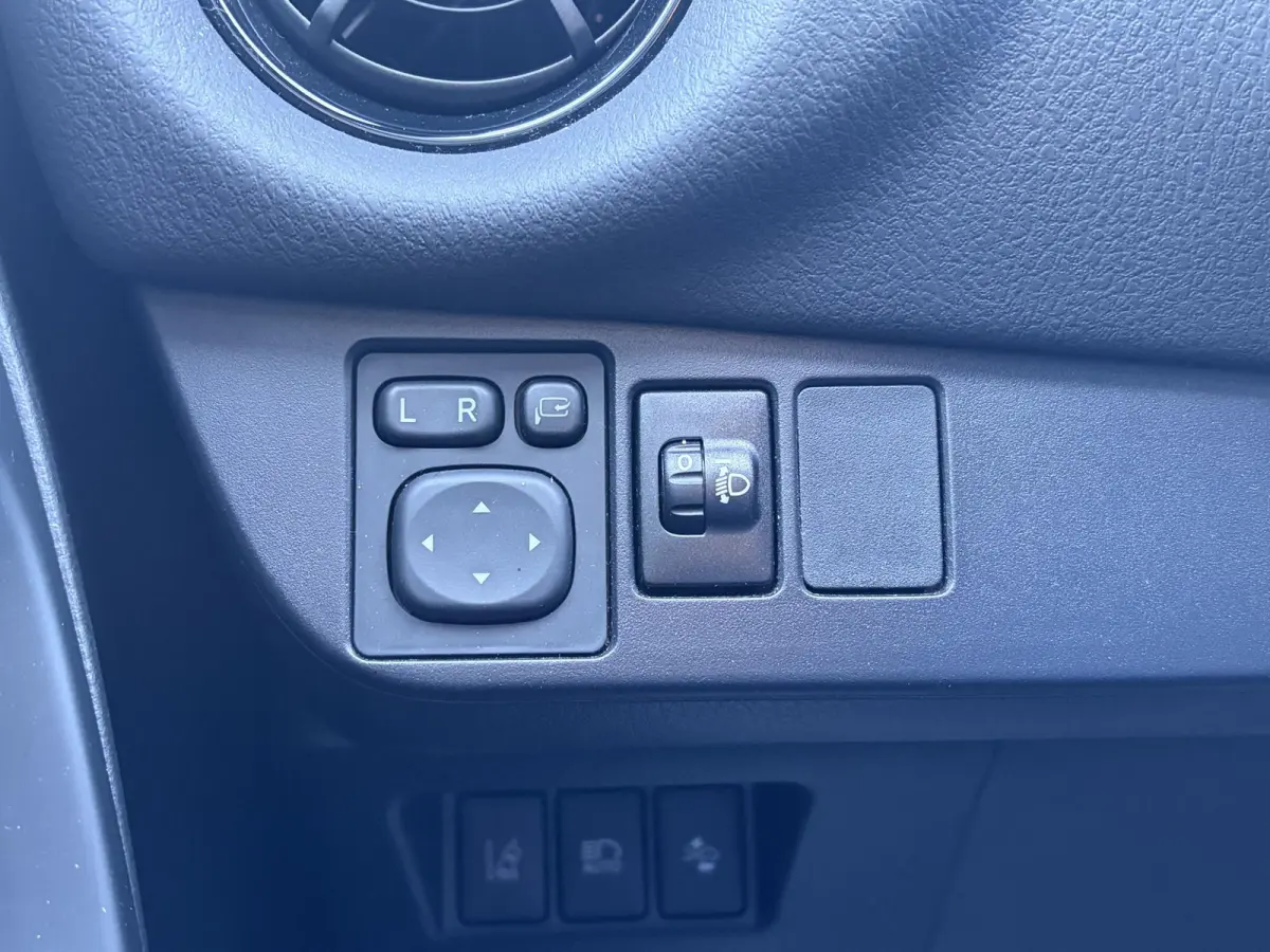 1.5 Hybrid Bi-Tone Plus | Climate | Cruise | Panoramadak | PDC | Achteruitrijcamera | Navigatie | Bomvolle auto! | Eerste Eigenaar!!!
