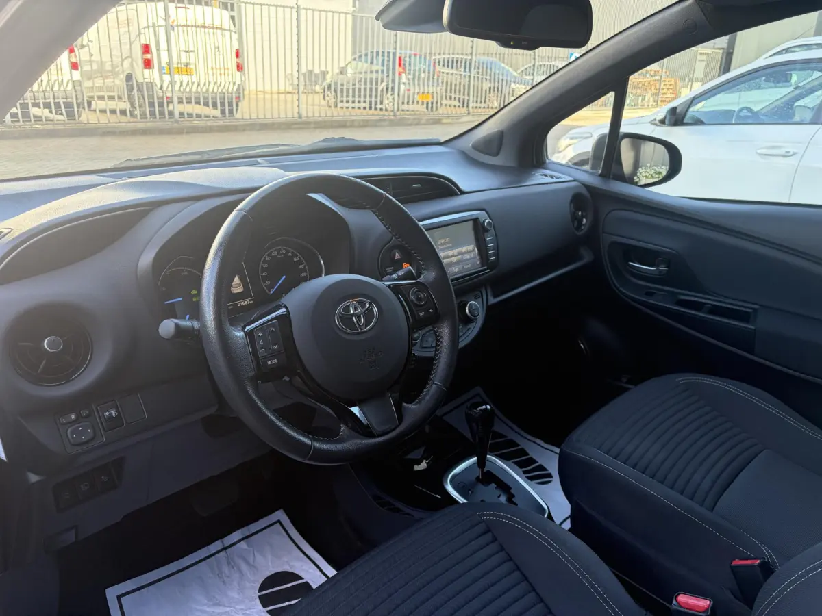 1.5 Hybrid Bi-Tone Plus | Climate | Cruise | Panoramadak | PDC | Achteruitrijcamera | Navigatie | Bomvolle auto! | Eerste Eigenaar!!!