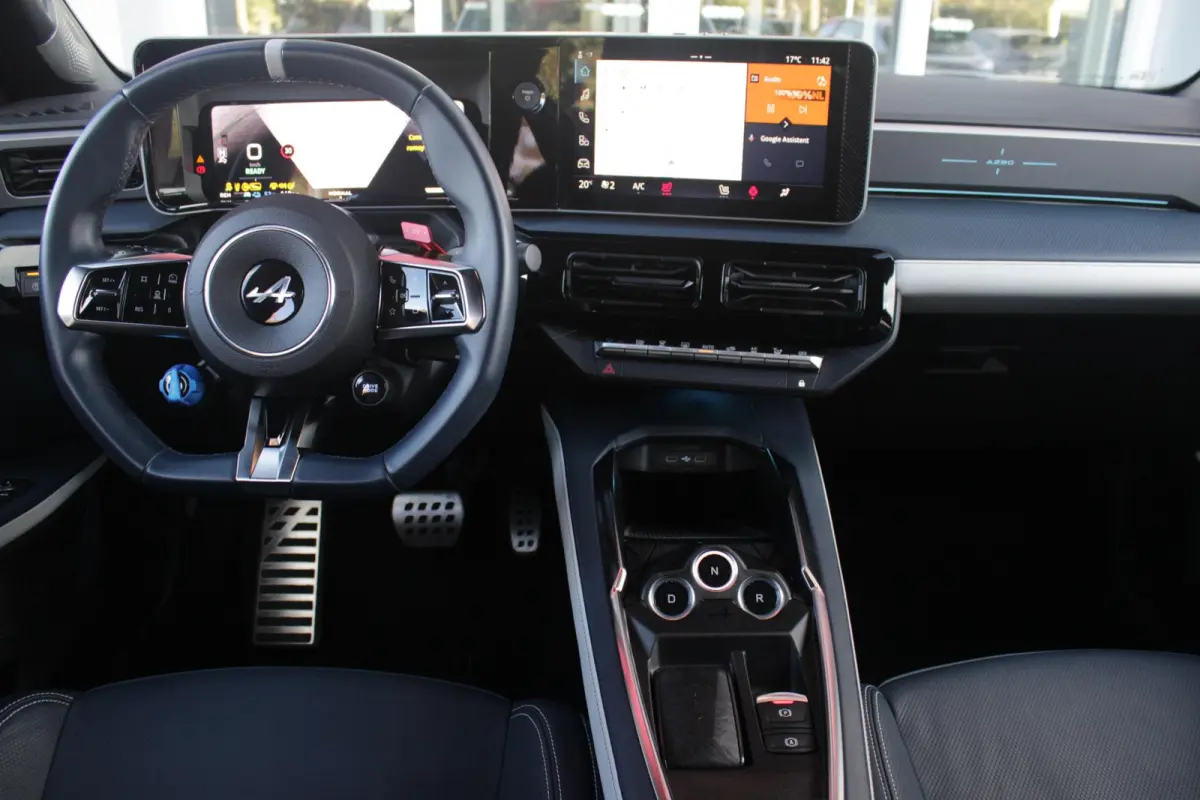 GTS 220PK 52 kWh | DEVIALET AUDIO SYSTEM | DRAADLOZE TELEFOONLADER | ELEKTRISCH VERWARMBAAR STUURWIEL | 19" LICHTMETALEN VELGEN "SNOWFLAKE" NOIR BRILLIANT | ALPINE LOGO OP ZIJSCHERMEN | BREM