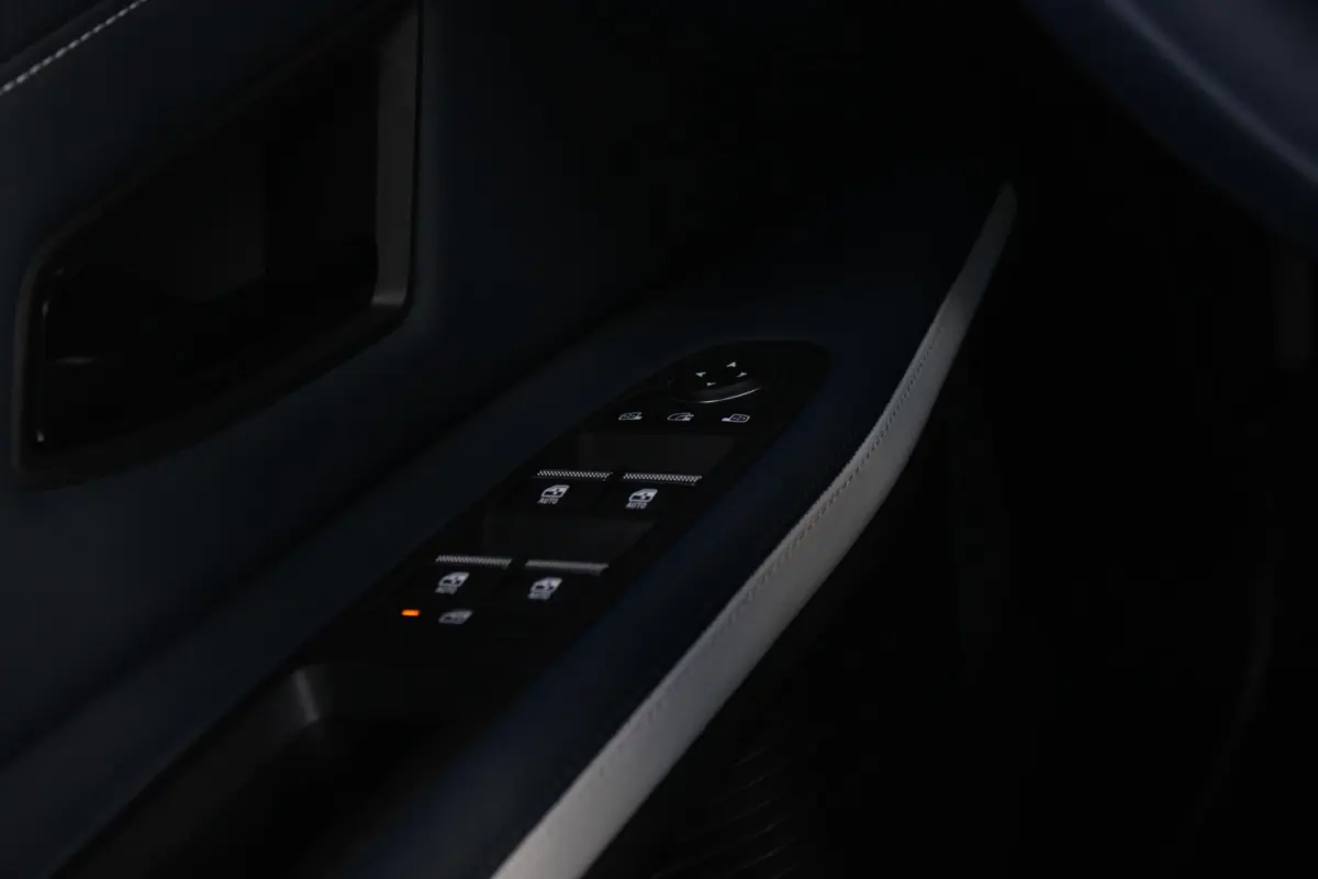 GTS 220PK 52 kWh | DEVIALET AUDIO SYSTEM | DRAADLOZE TELEFOONLADER | ELEKTRISCH VERWARMBAAR STUURWIEL | 19" LICHTMETALEN VELGEN "SNOWFLAKE" NOIR BRILLIANT | ALPINE LOGO OP ZIJSCHERMEN | BREM
