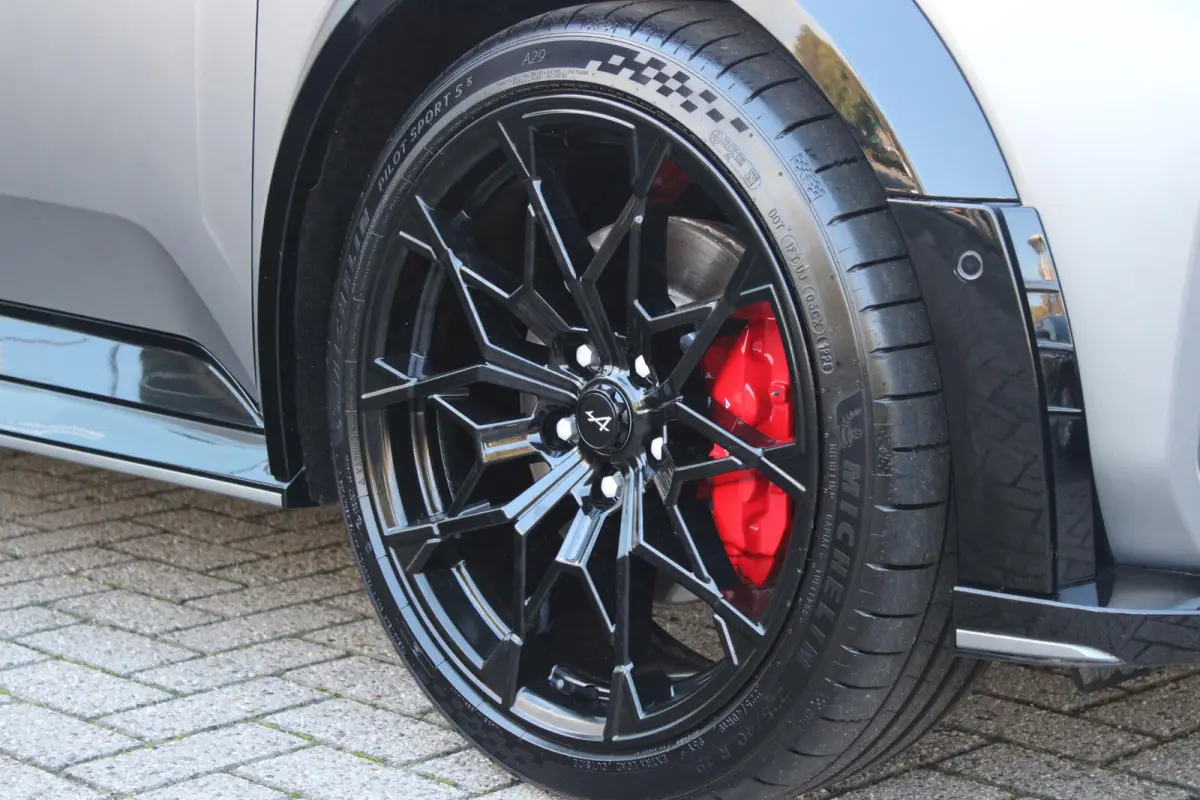 GTS 220PK 52 kWh | DEVIALET AUDIO SYSTEM | DRAADLOZE TELEFOONLADER | ELEKTRISCH VERWARMBAAR STUURWIEL | 19" LICHTMETALEN VELGEN "SNOWFLAKE" NOIR BRILLIANT | ALPINE LOGO OP ZIJSCHERMEN | BREM