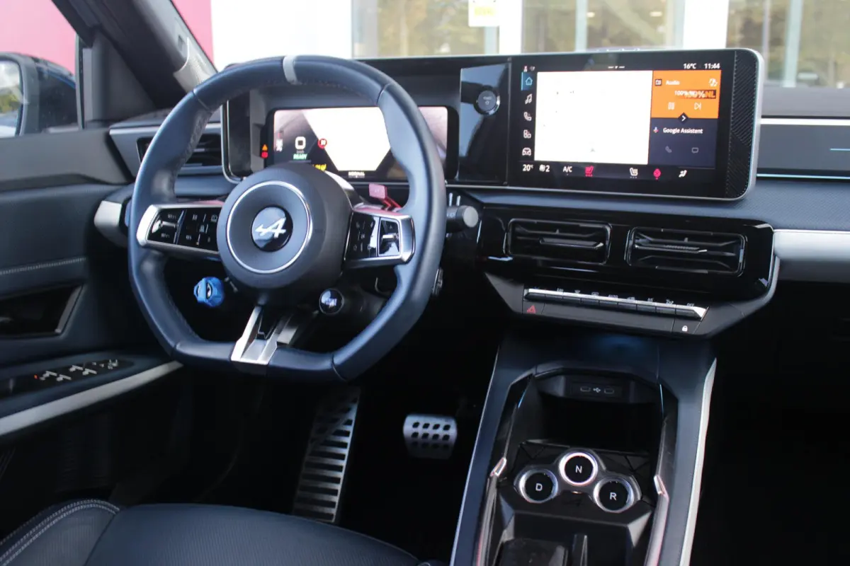 GTS 220PK 52 kWh | DEVIALET AUDIO SYSTEM | DRAADLOZE TELEFOONLADER | ELEKTRISCH VERWARMBAAR STUURWIEL | 19" LICHTMETALEN VELGEN "SNOWFLAKE" NOIR BRILLIANT | ALPINE LOGO OP ZIJSCHERMEN | BREM