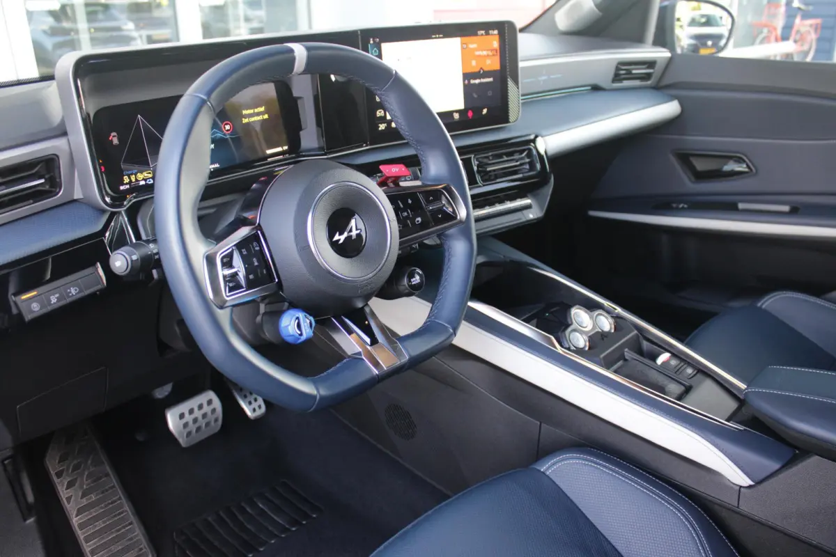 GTS 220PK 52 kWh | DEVIALET AUDIO SYSTEM | DRAADLOZE TELEFOONLADER | ELEKTRISCH VERWARMBAAR STUURWIEL | 19" LICHTMETALEN VELGEN "SNOWFLAKE" NOIR BRILLIANT | ALPINE LOGO OP ZIJSCHERMEN | BREM