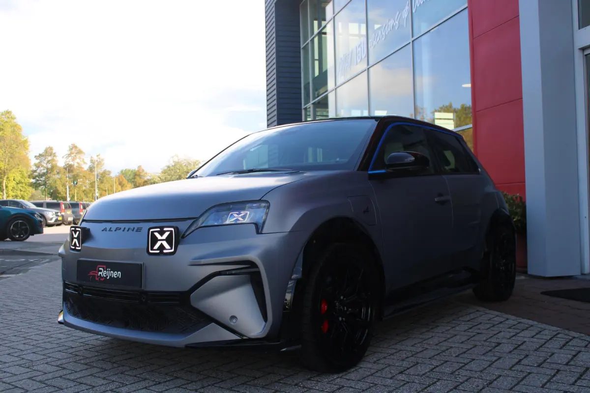 GTS 220PK 52 kWh | DEVIALET AUDIO SYSTEM | DRAADLOZE TELEFOONLADER | ELEKTRISCH VERWARMBAAR STUURWIEL | 19" LICHTMETALEN VELGEN "SNOWFLAKE" NOIR BRILLIANT | ALPINE LOGO OP ZIJSCHERMEN | BREM