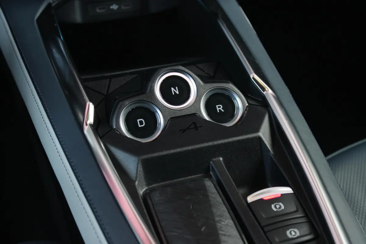 GTS 220PK 52 kWh | DEVIALET AUDIO SYSTEM | DRAADLOZE TELEFOONLADER | ELEKTRISCH VERWARMBAAR STUURWIEL | 19" LICHTMETALEN VELGEN "SNOWFLAKE" NOIR BRILLIANT | ALPINE LOGO OP ZIJSCHERMEN | BREM